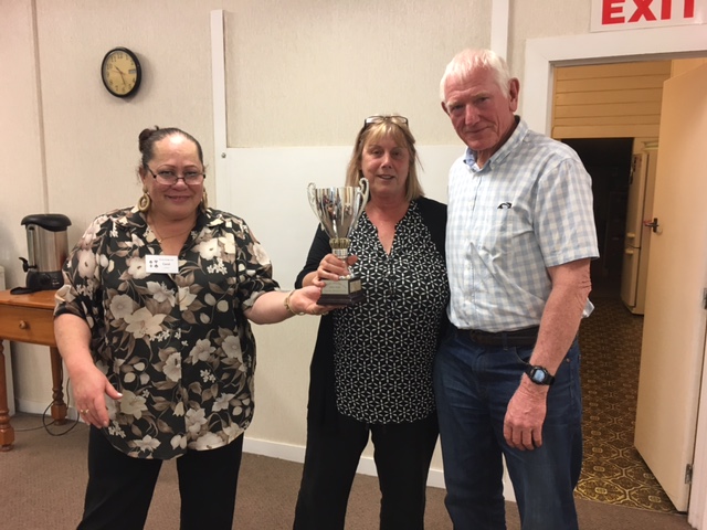 Jena and Joe: Jena Robinson and Joe Silcock receive the Gilligan Barclay Trophy from Carol Crowfoot - Thames President